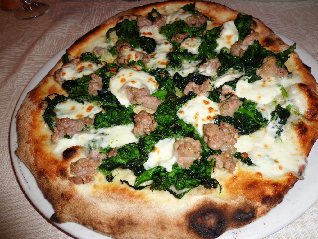 Antico Forno Carrieri - Torre del Greco , Napoli - pizza salsiccia e broccoli